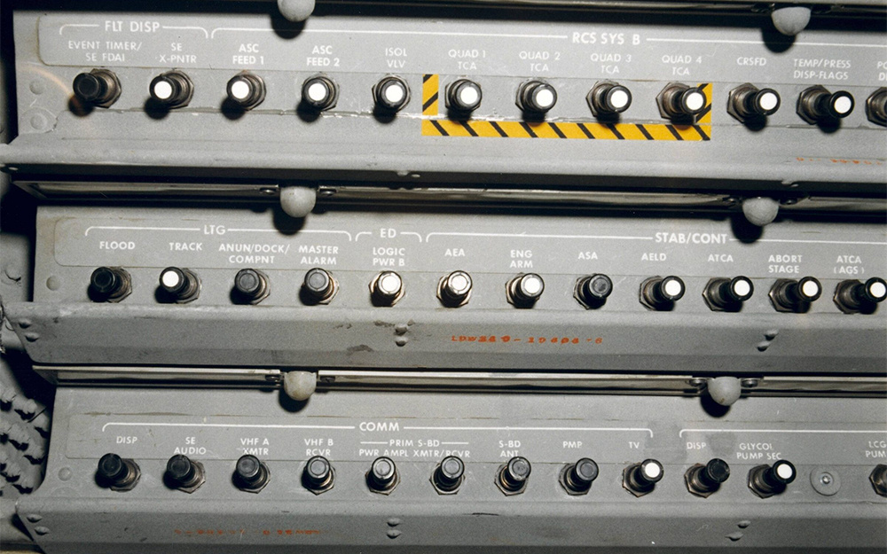 Кнопки на панели управления в лунном модуле