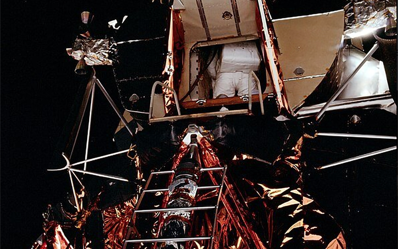 На фото NASA Базз Олдрин готовится выйти из лунного модуля