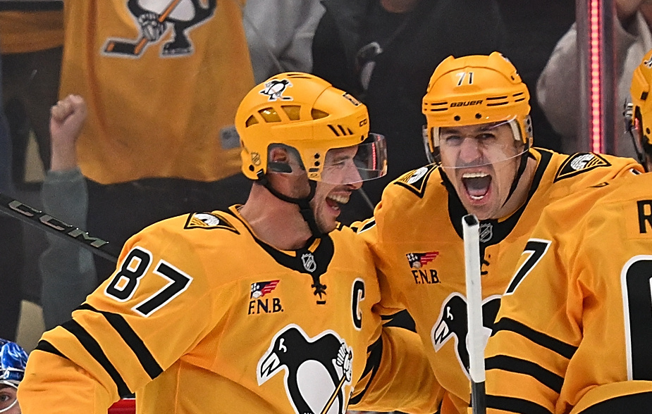    Нападающие "Питтсбурга" Сидни Кросби и Евгений Малкин  Justin Berl/Getty Images