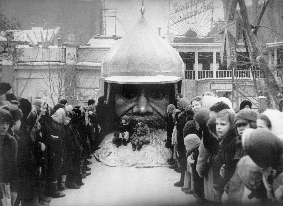 Праздник «Новогодней елки». Голова из сказки «Руслан и Людмила» ведет беседу с ребятами
Москва, Сад «Эрмитаж»; 29 декабря 1944 – 20 января 1945 гг.	 
