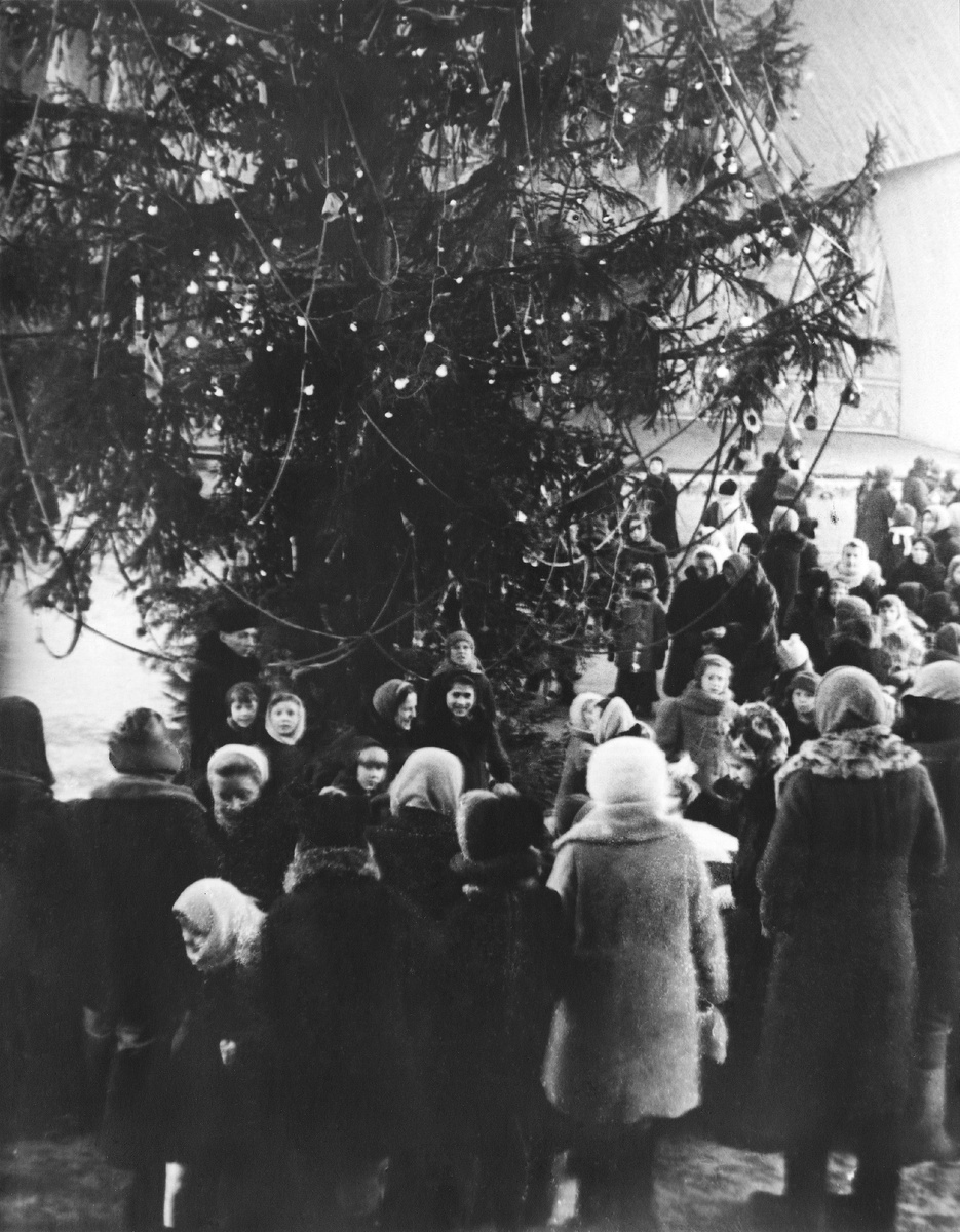 Праздник «Новогодней елки». В конце интермедии вспыхивали разноцветные огни 18-метровой ёлки, и ребята веселились около неё. Москва, Сад «Эрмитаж»; 29 декабря 1944 – 20 января 1945 гг. 
