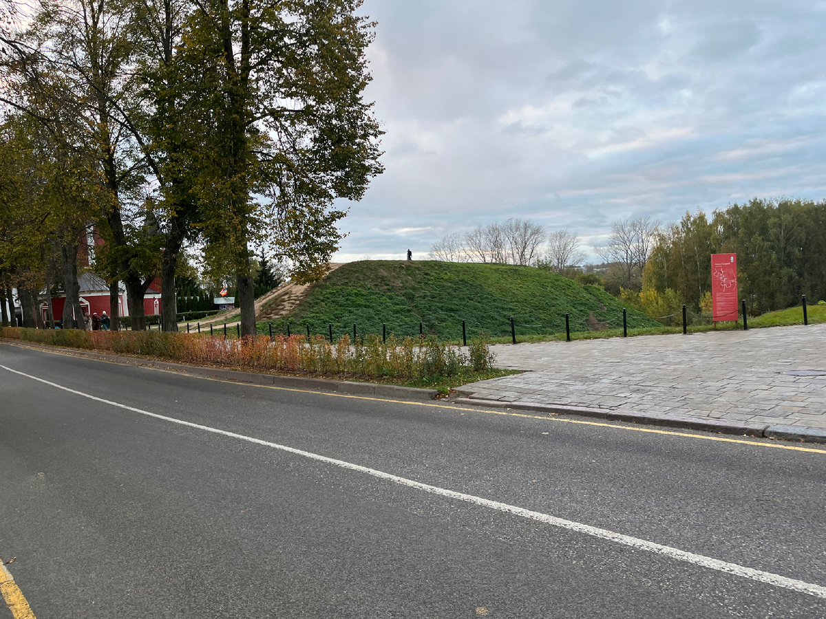 Когда-то на валах стояли дубовые стены.