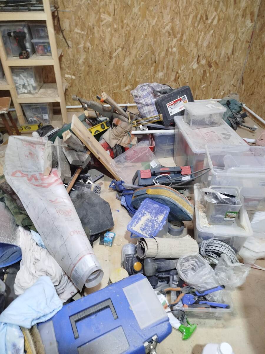 Тяжело живется рабочим материалам без организации хранения)) 