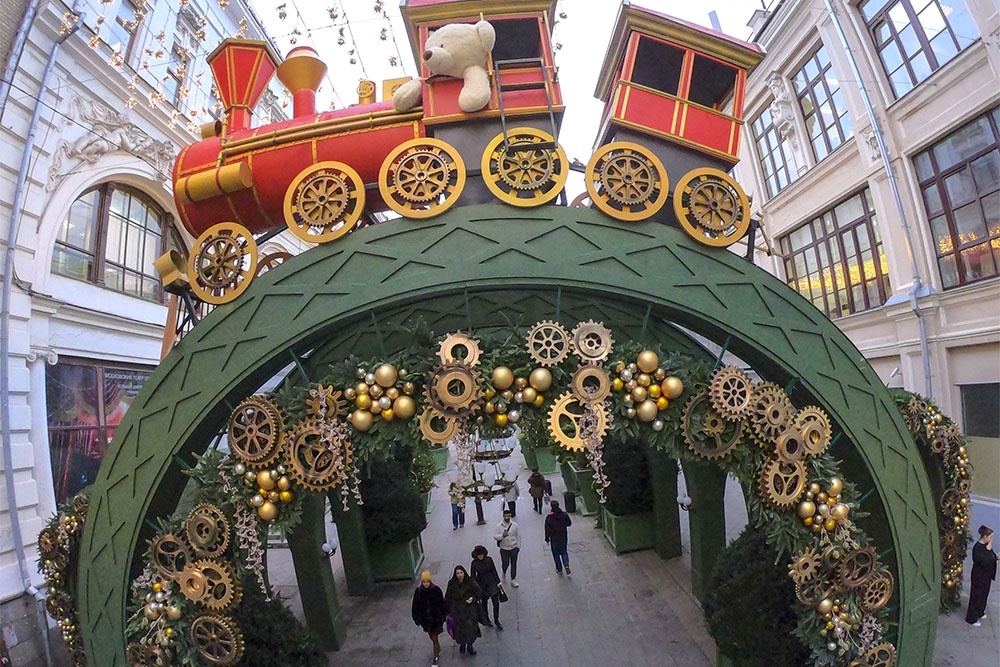   Площадка "Механика чудес" на Кузнецком мосту. Декорации мерцают, шестеренки крутятся, а москвичи фотографируют красоту. / Сергей Михеев