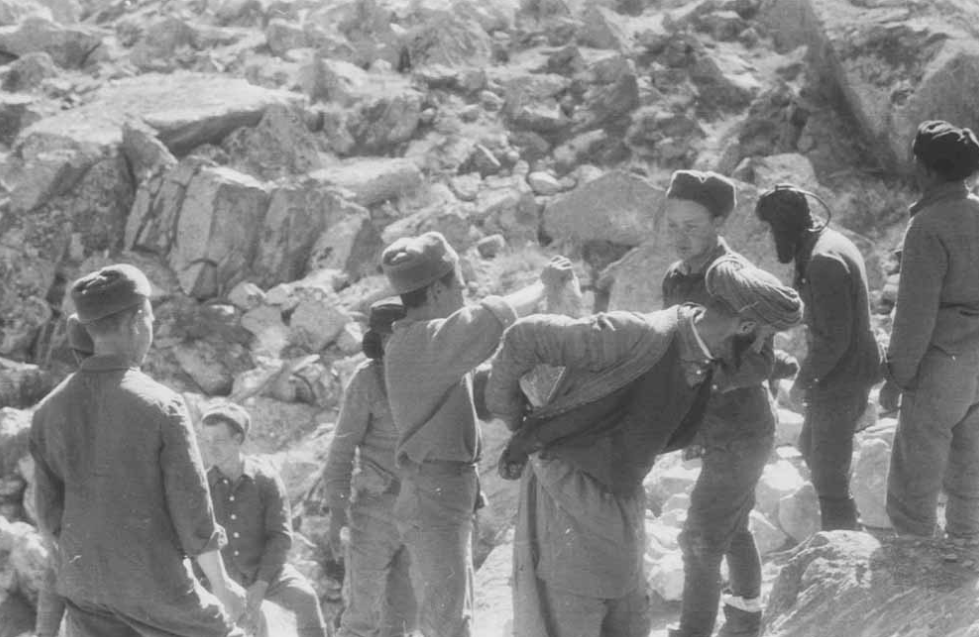 Совместная работа советских пограничников и афганцев по заготовке камня для строительства казармы на одной из "точек" ОВГ КВПО в ДРА