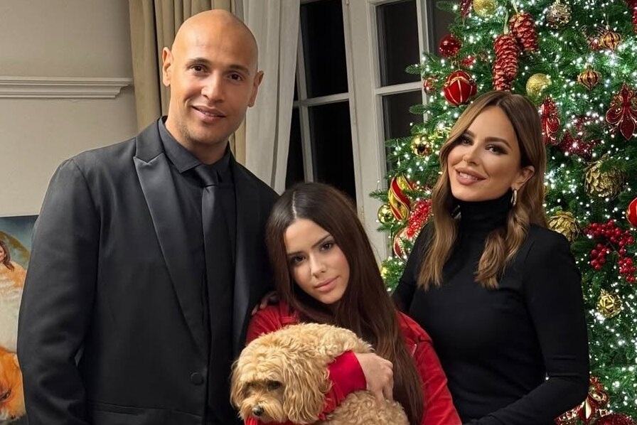     «Мы нарядили ёлочку»: Ани Лорак показала редкое фото с мужем и дочерью