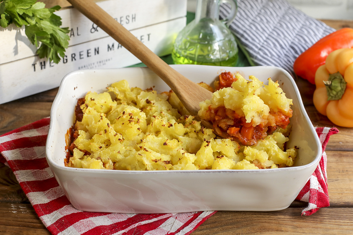 Запеканка Ильи Муромца с куриным филе, картофелем и томатным соусом