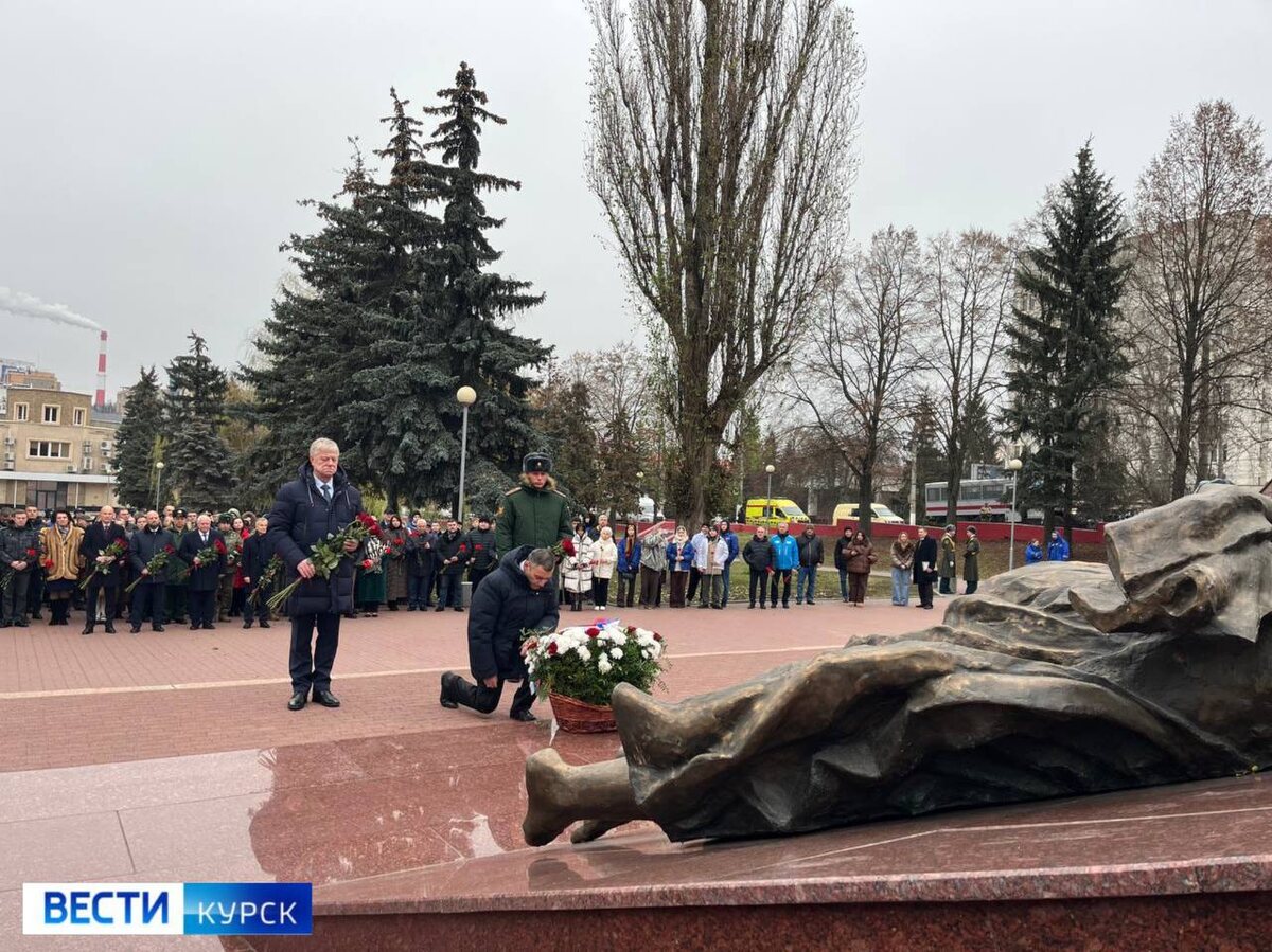    Память о тех, кто доблестно сражался за Родину, почтили в Георгиевском сквере Курска в День Героев Отечества