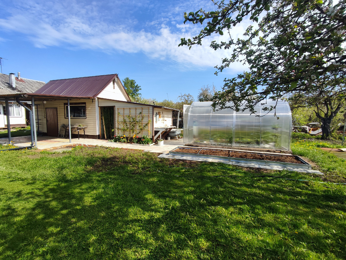 Тут пока стоит одна теплица. И в мечтах сзади нее поставить вторую 