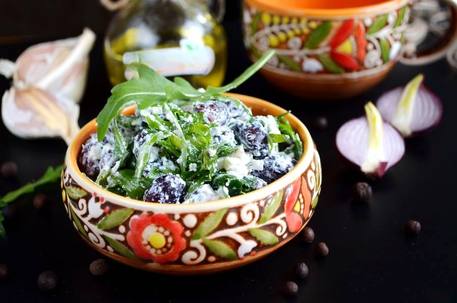 Салат из Красной фасоли, творожного сыра и зелени