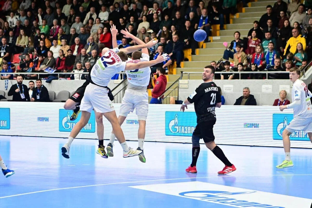    Блок армейцев накрывает бросок Павла Тураева