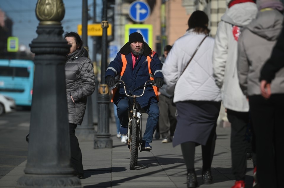    Александр Беглов заявил, что город справился с оттоком мигрантов из сфер доставки и такси. Алексей БУЛАТОВ