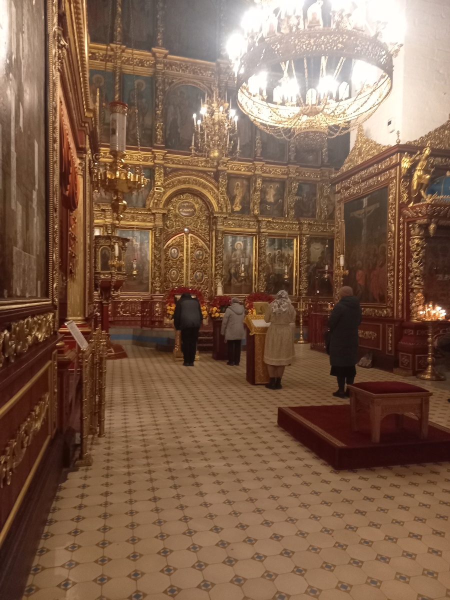 люди у святыни