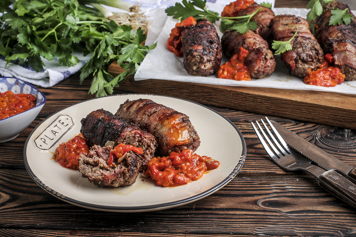 Балканские чевапчичи в беконе с айваром и паприкой