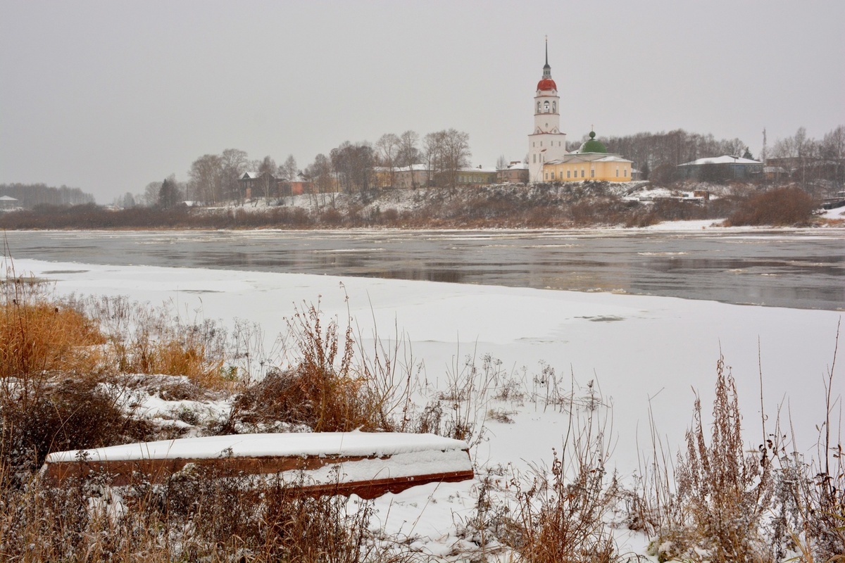Первый снег на реке Сухоне в Тотьме. Фото Натальи ТРАПЕЗНИКОВОЙ.