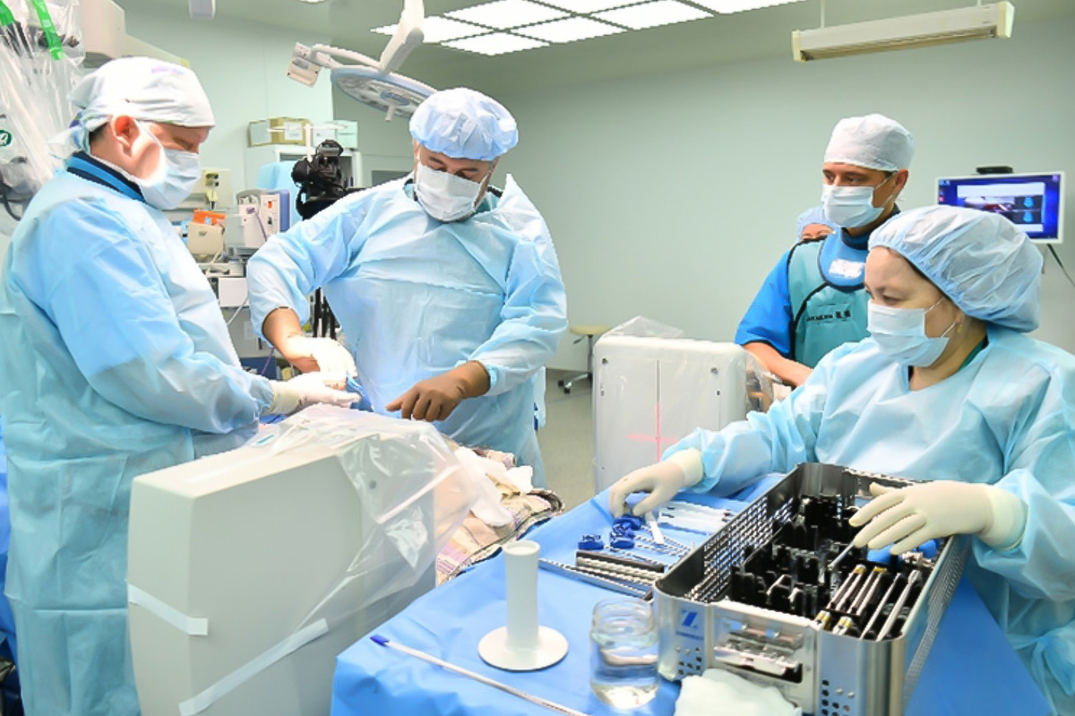 Операционная детской кардиохирургии, где медицинский персонал готовит инструменты и проводит операцию
