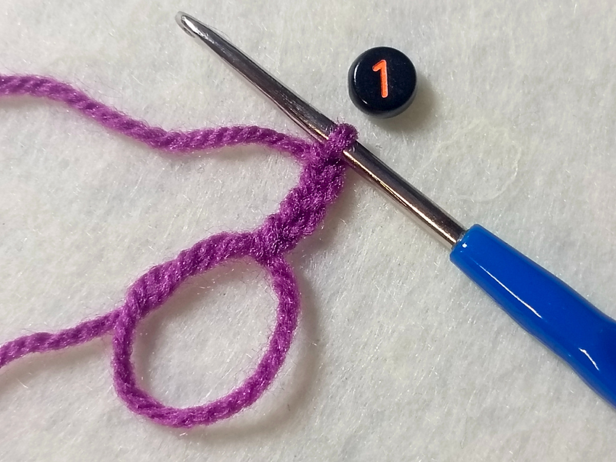 В петлю амигуруми провязываю 3 воздушные петли.