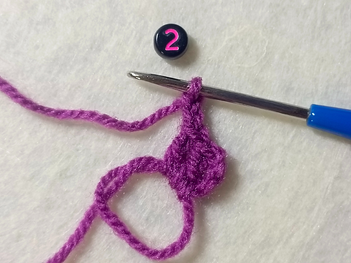 Рядом 2 столбика с накидом и 2 воздушные.