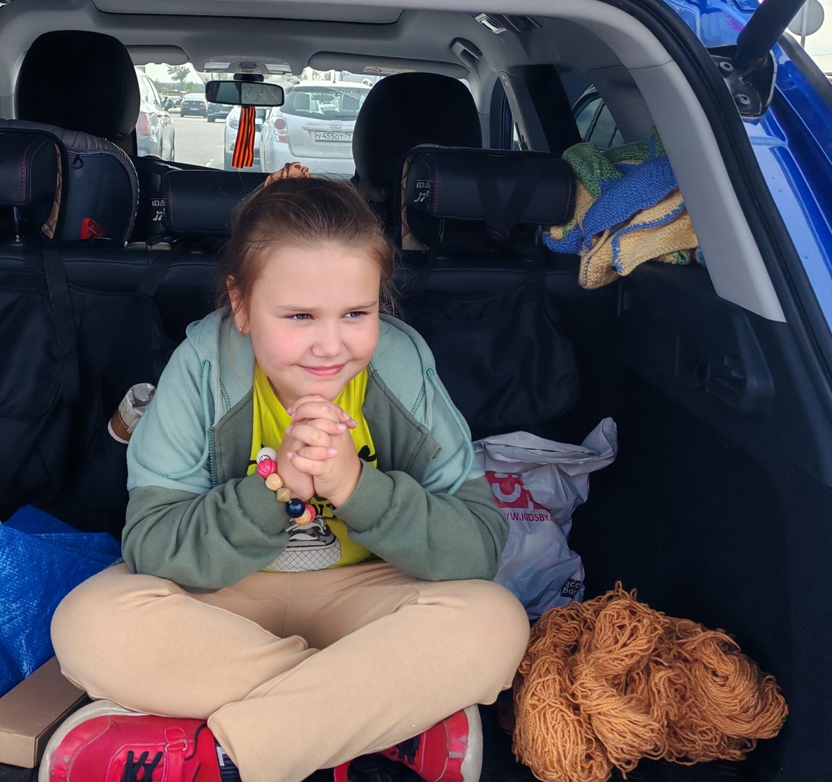 Везём с дочкой пряжу для котика