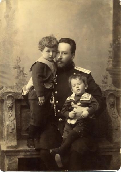 Отец с детьми. Неизвестный автор, 1890-е, МАММ/МДФ.
