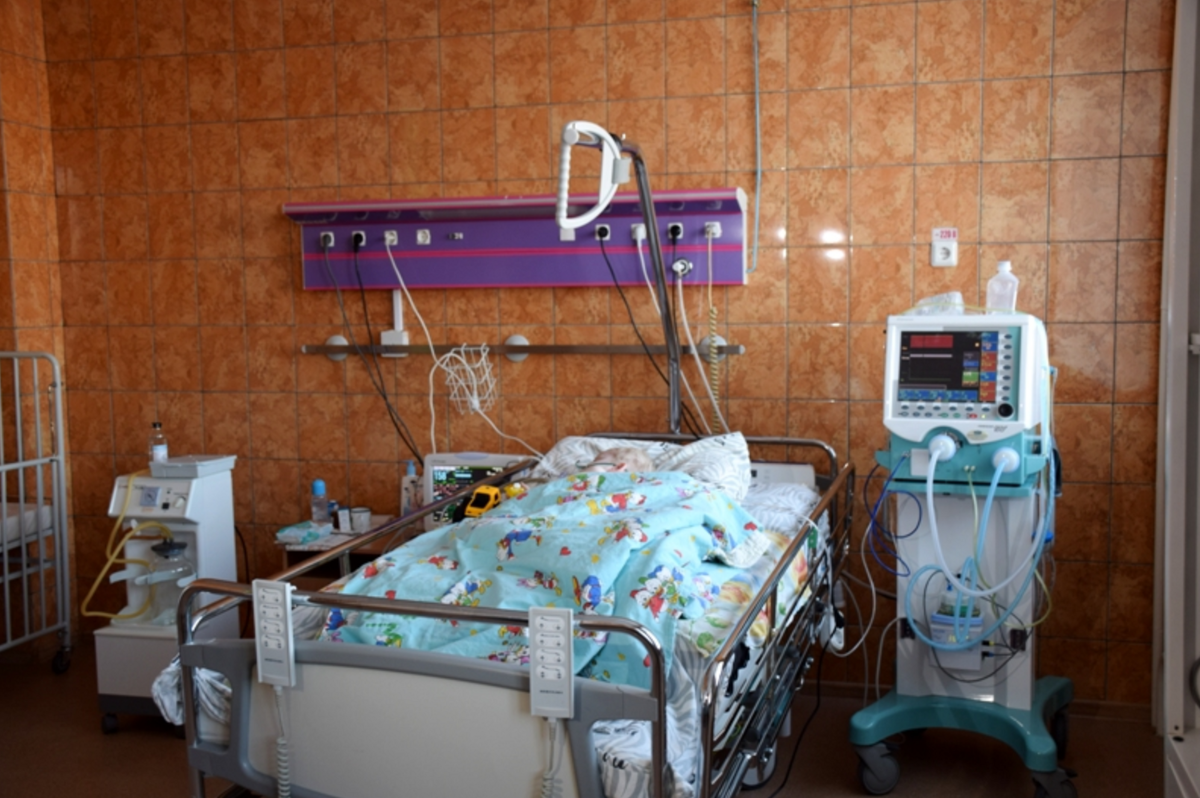 Кровать с оборудованием для мониторинга и вентиляции