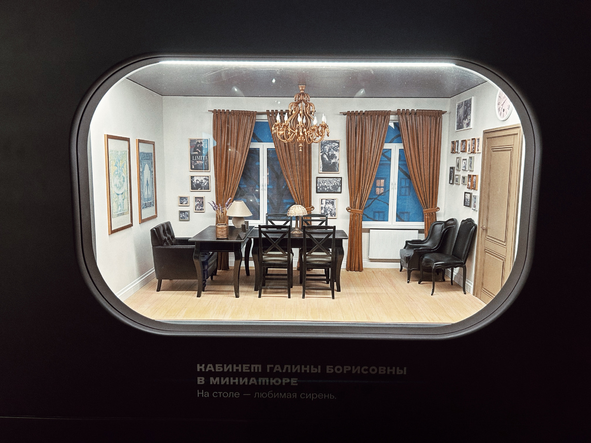 перед спектаклем можно посмотреть интересные инсталляции 