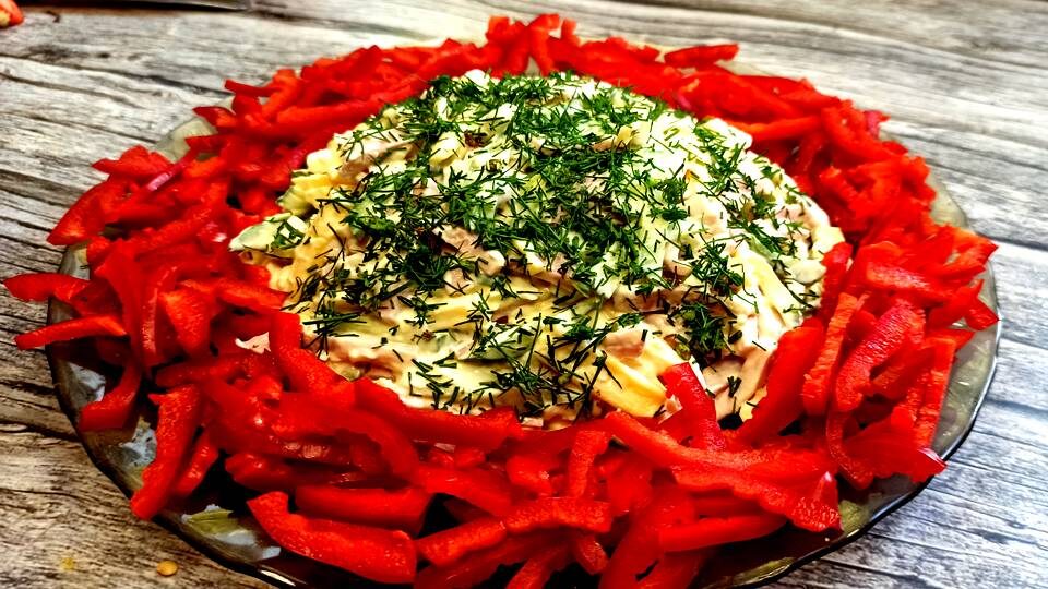 Новогодний салат «Шапка Дед Мороза» — яркий, лёгкий и очень вкусный!
