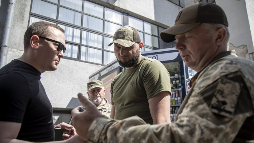     Сотрудники ТЦК проверяют документы Gettyimages.ru Narciso Contreras / Anadolu