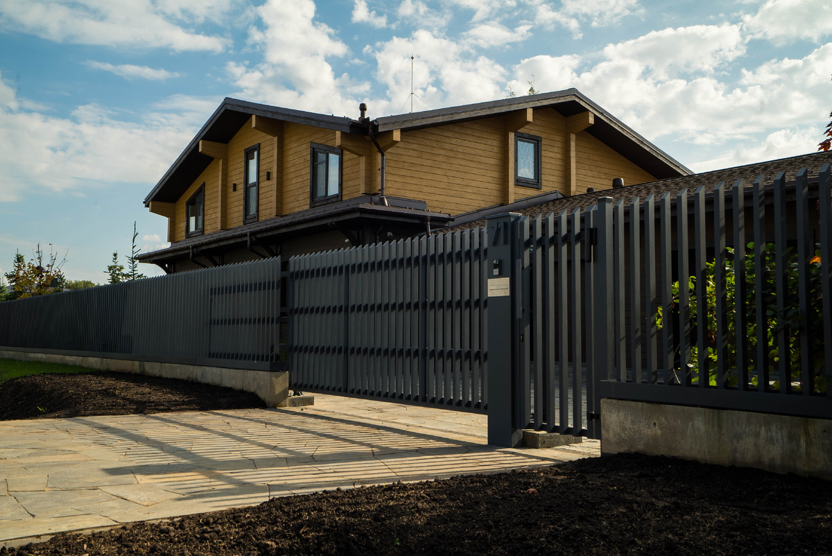 КП Петергофские дачи, алюминиевый забор РАСЧЁСКА