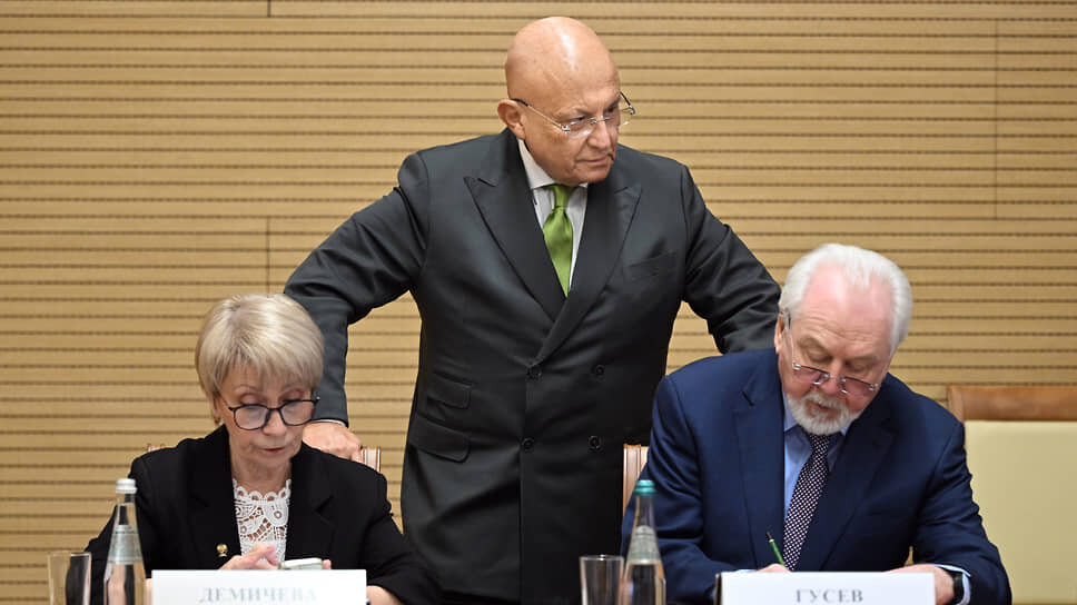 Сергей Караганов (в центре), властитель умов и главного редактора МК Павла Гусева (справа).📷Фото: Антон Новодерёжкин / Коммерсантъ