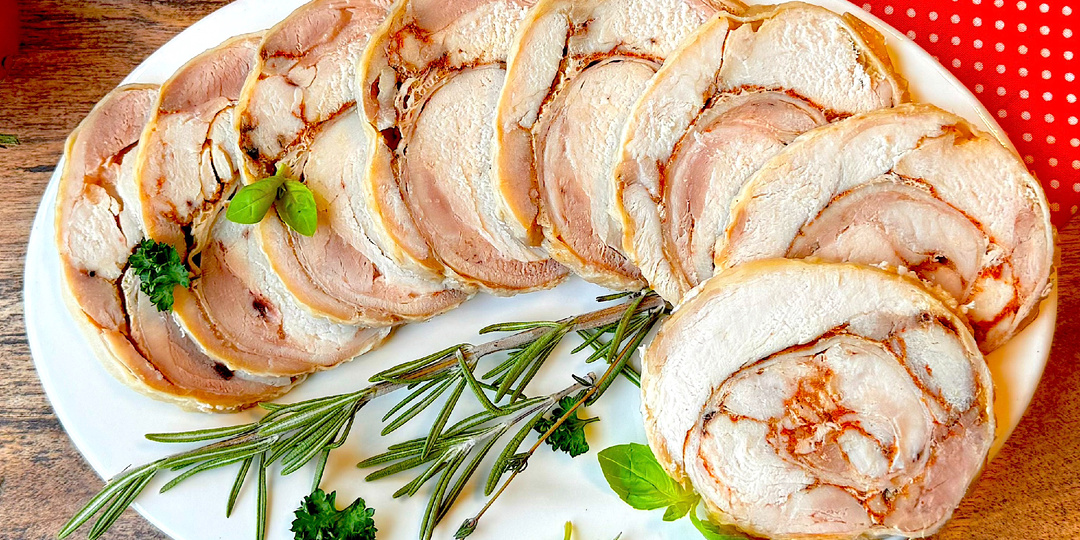 На одном кусочке остановиться не получается: праздничный рулет из целой курицы