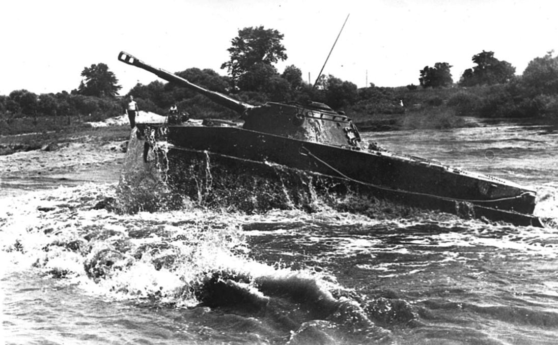 ПТ-76 выходит из воды на берег