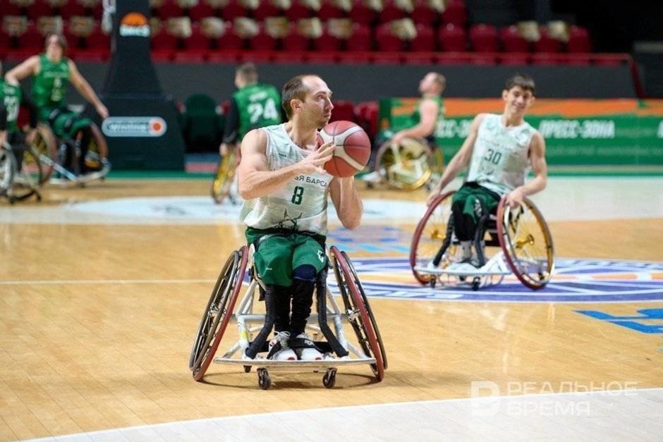    На разминке. Галстян наблюдает за Динаром Камалиевым. Реальное время / realnoevremya.ru