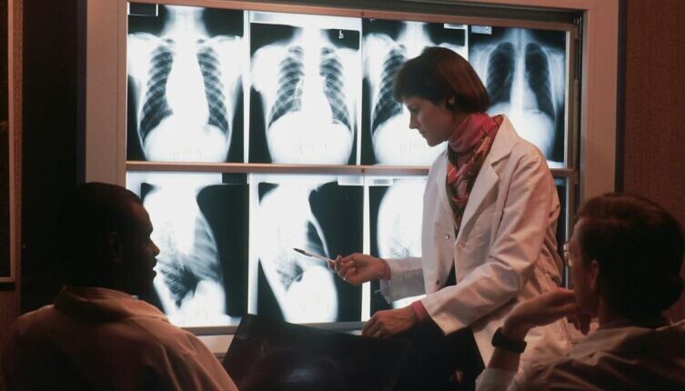    Сколько Нобелевских премий «высветили» рентгеновские лучи? Фото: National Cancer Institute on Unsplash