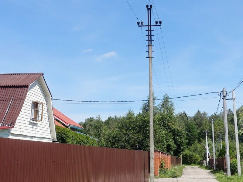 Слева возле забора ЛЭП 10кВ, справа от дороги 0,4кВ