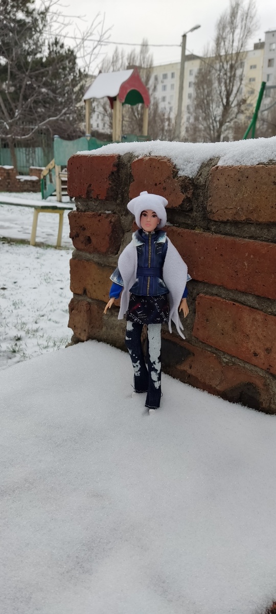 Натянула на Кит шапку. Большая, но другой белой не нашла