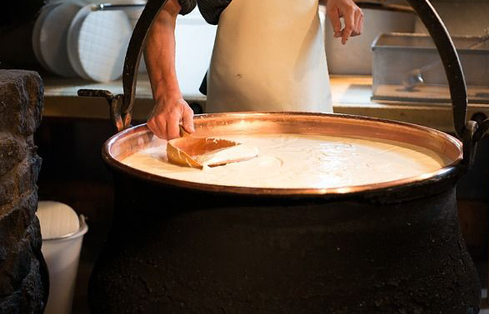 Домашний сыр можно было обменять на корм для коровы.