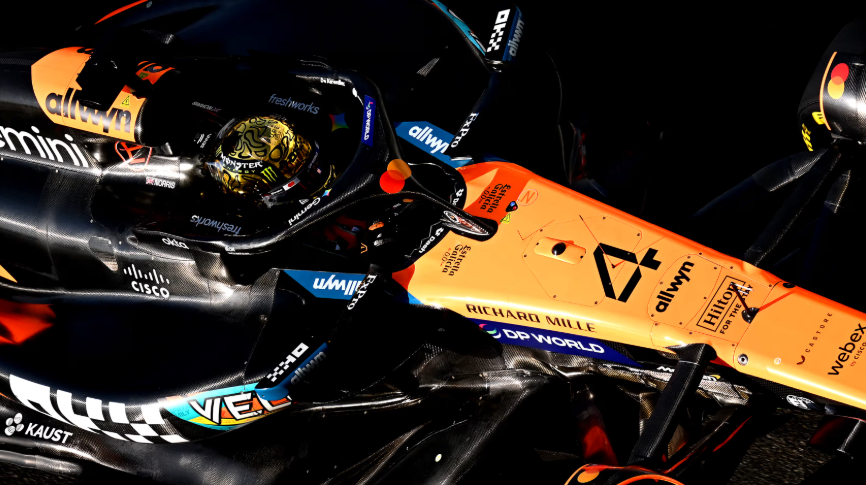 Норрис появился на трассе в золотом шлеме — спустя всего два дня после победы в чемпионате