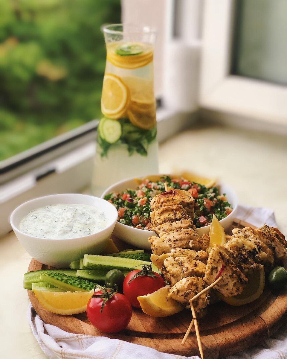 Греческий взрыв вкуса: Нежные и ароматные сувлаки из курицы