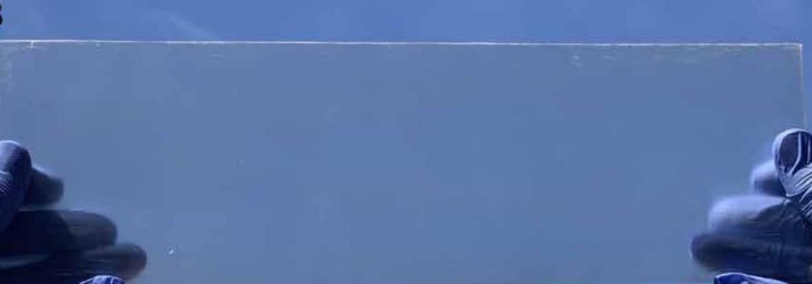 Прозрачная деревянная пластина.