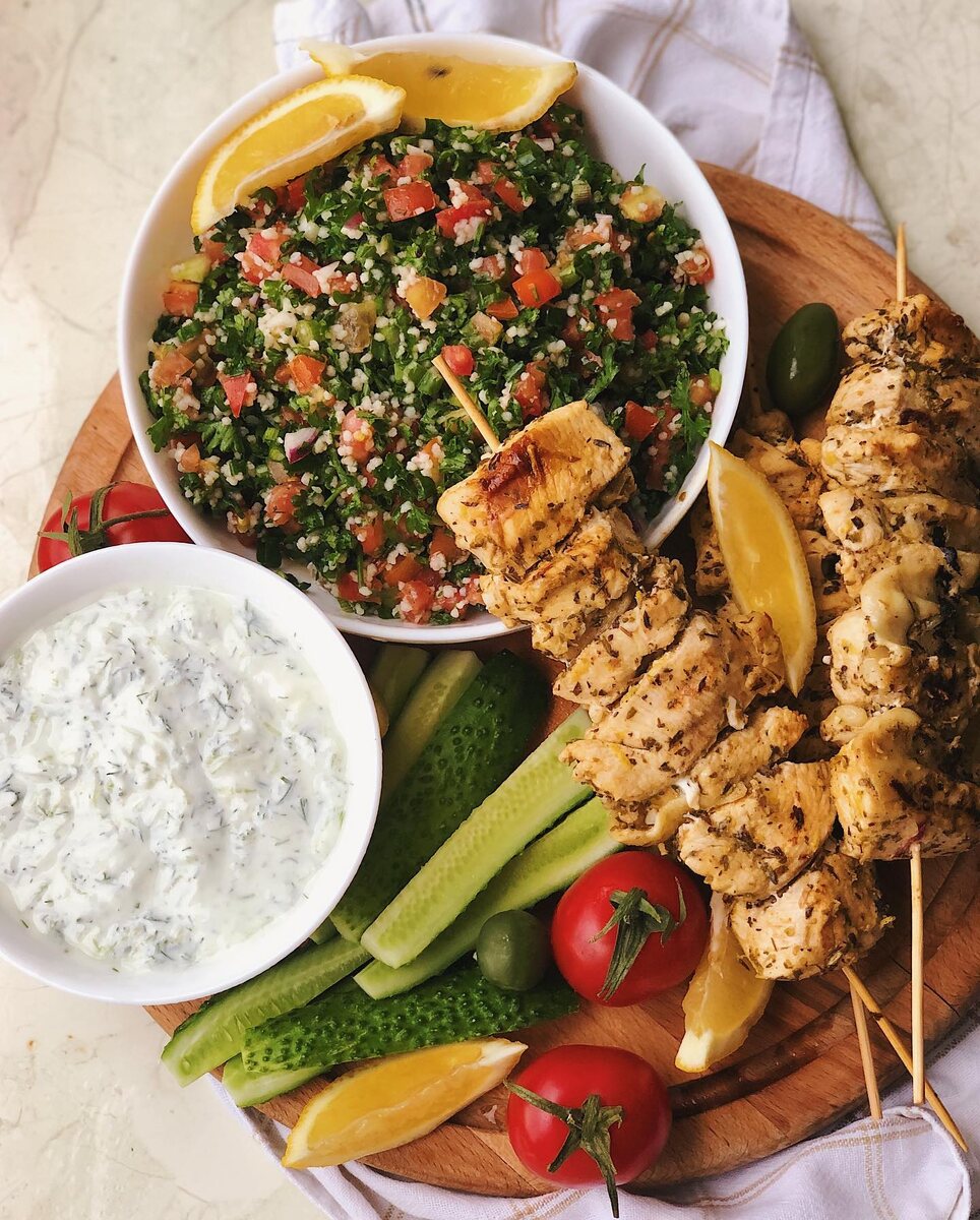 Восточный взрыв вкуса: салат Табуле, Сувлаки из курицы и соус Дзадзики