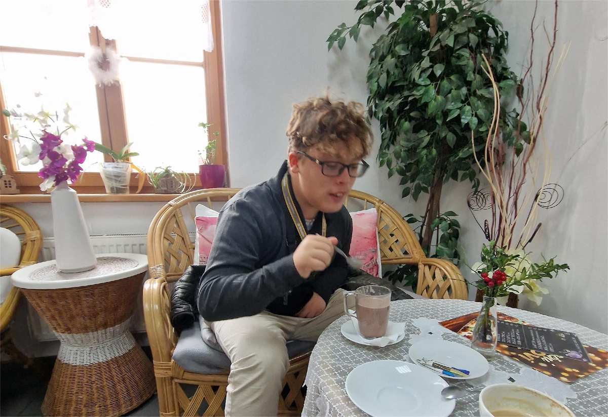 фото автора: Миша в кафе, но тут официально, с мамой