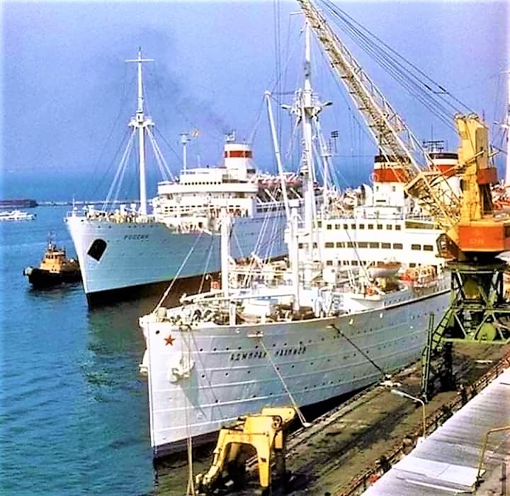 1. Пассажирские суда "Россия" и "Адмирал Нахимов"