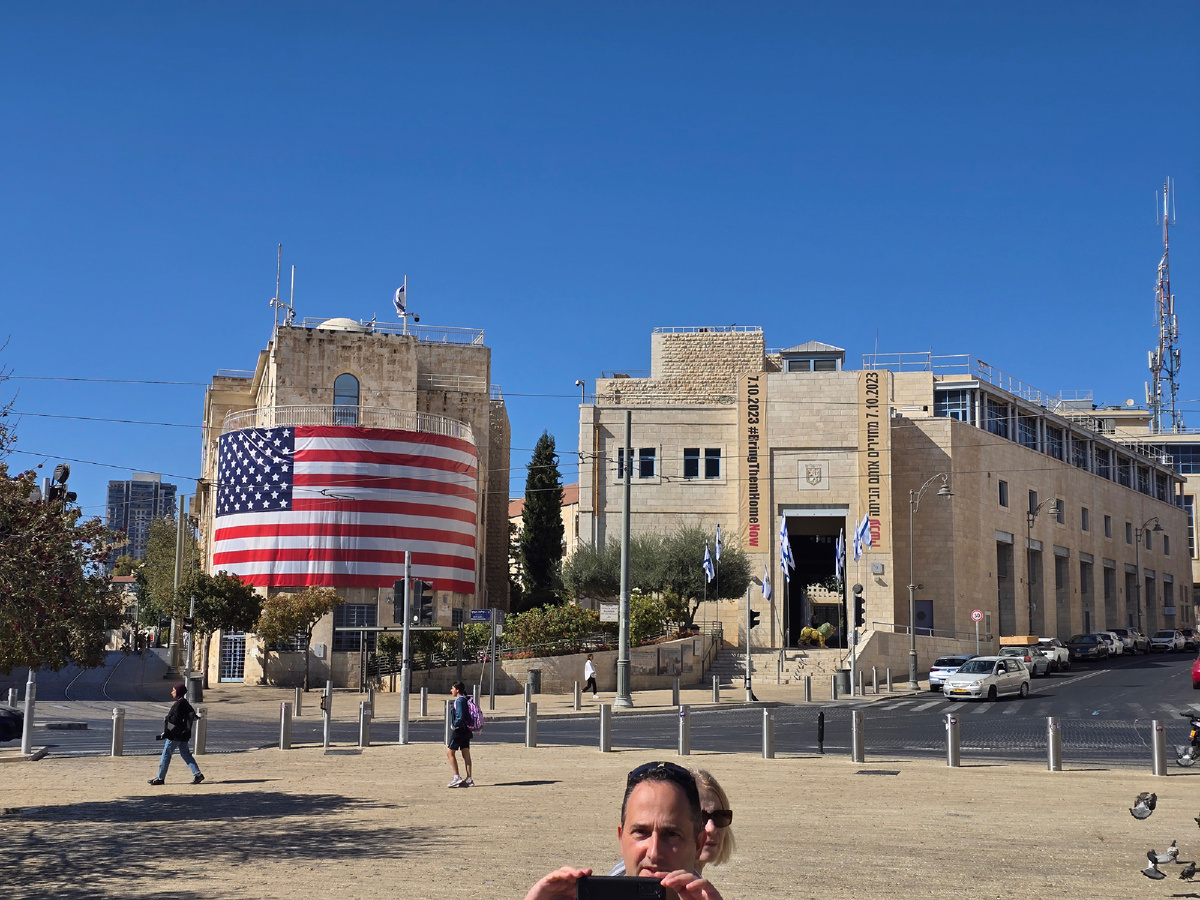 Муниципалитет Иерусалима. А также улица Яффо и сами проводники. 