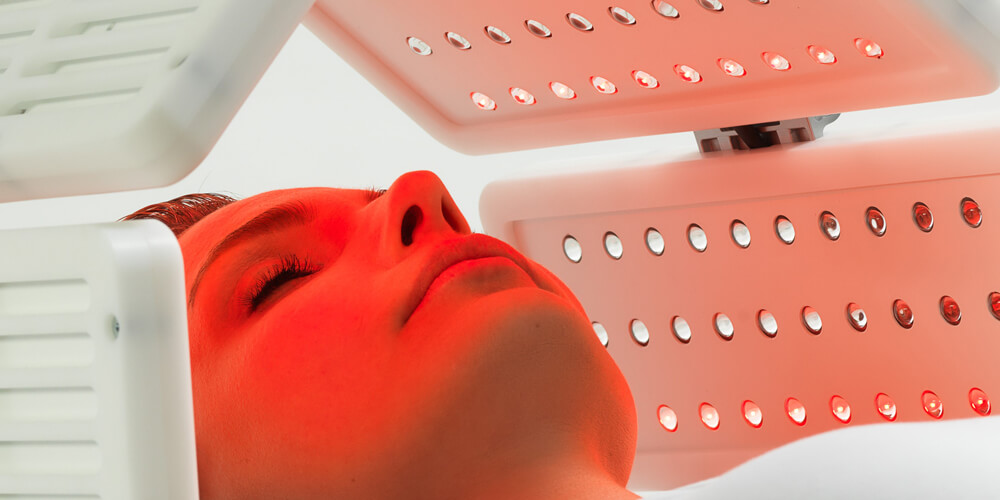 Heleo 4 — мягкая фотодинамическая терапия, где свет и фотосенсибилизатор запускают обновление кожи без травмы и восстановления