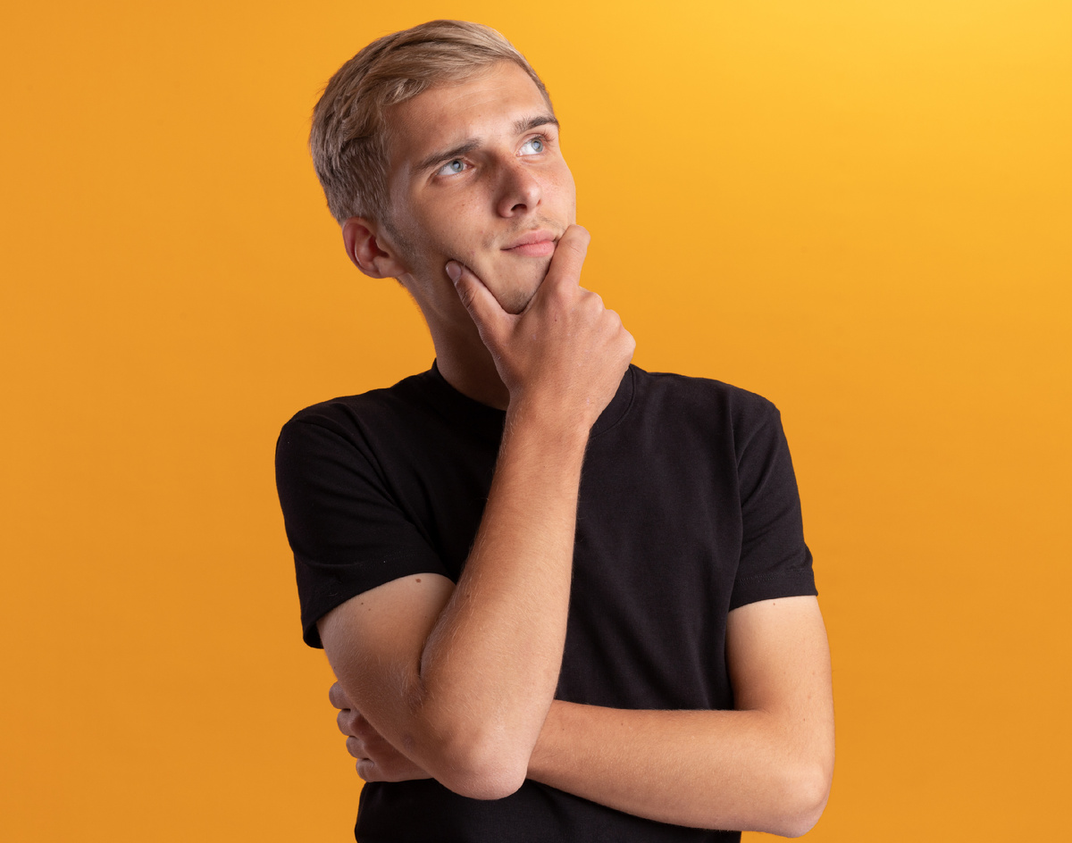 https://ru.freepik.com/free-photo/thinking-looking-side-young-handsome-guy-wearing-black-shirt-grabbed-chin-isolated-yellow-wall_15000772.htm#fromView=search&page=1&position=9&uuid=57336256-4a8e-42be-9cb1-7c6f4afc1b06&query=%D0%BF%D0%B0%D1%80%D0%B5%D0%BD%D1%8C+%D0%B4%D1%83%D0%BC%D0%B0%D0%B5%D1%82