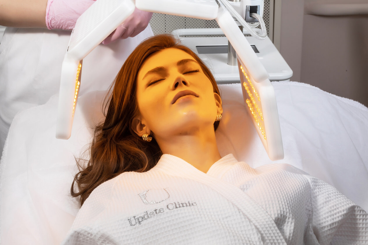 Heleo4 воздействует на причины ухудшения кожи — воспаление, фотоповреждения и нарушения обновления — работая глубже, чем обычные косметические процедуры