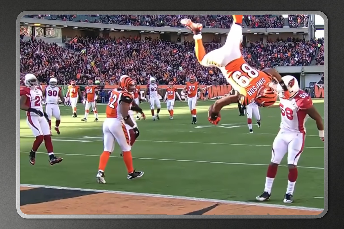 Сальтухи в воздухе для перепрыгивания защитников и заненеия мяча в зачетную зону (тачдаун) не такой редкий прием в американском футболе