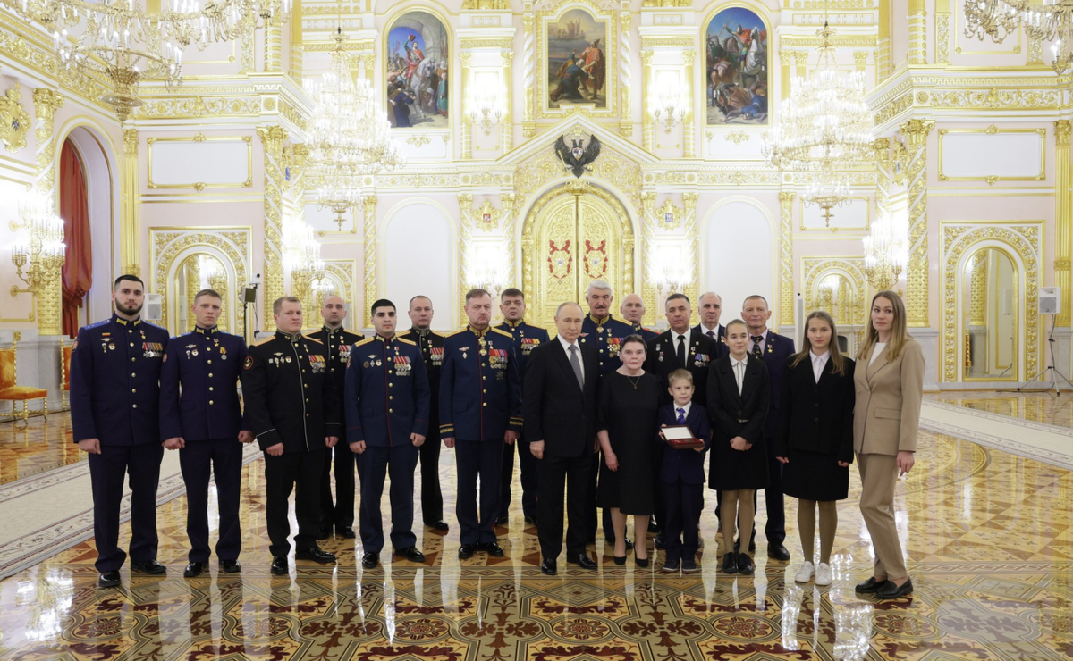 Президент России Владимир Путин с участниками торжественного мероприятия по случаю празднования Дня Героев Отечества Фото: Иван Иванов