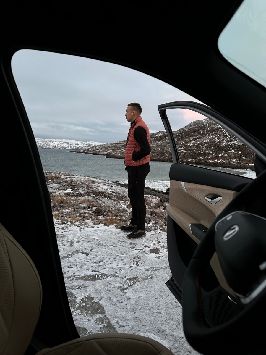 Дорогу на Териберку чуть было не закрыли из-за снегопада, мне повезло доехать ДО и ОБРАТНО. Бывает что непогода застает путников уже в посёлке и можно на пару дней там «застрять». Так как дорогу перекрывают в обоих направлениях. 